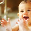 Бебетата се влияят от емоциите на възрастните